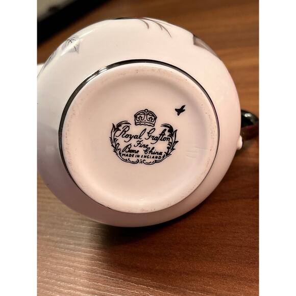 Royal Grafton Fine Bone China Creamer Black Red Rose England Vintage Floral - Picture 6 of 7